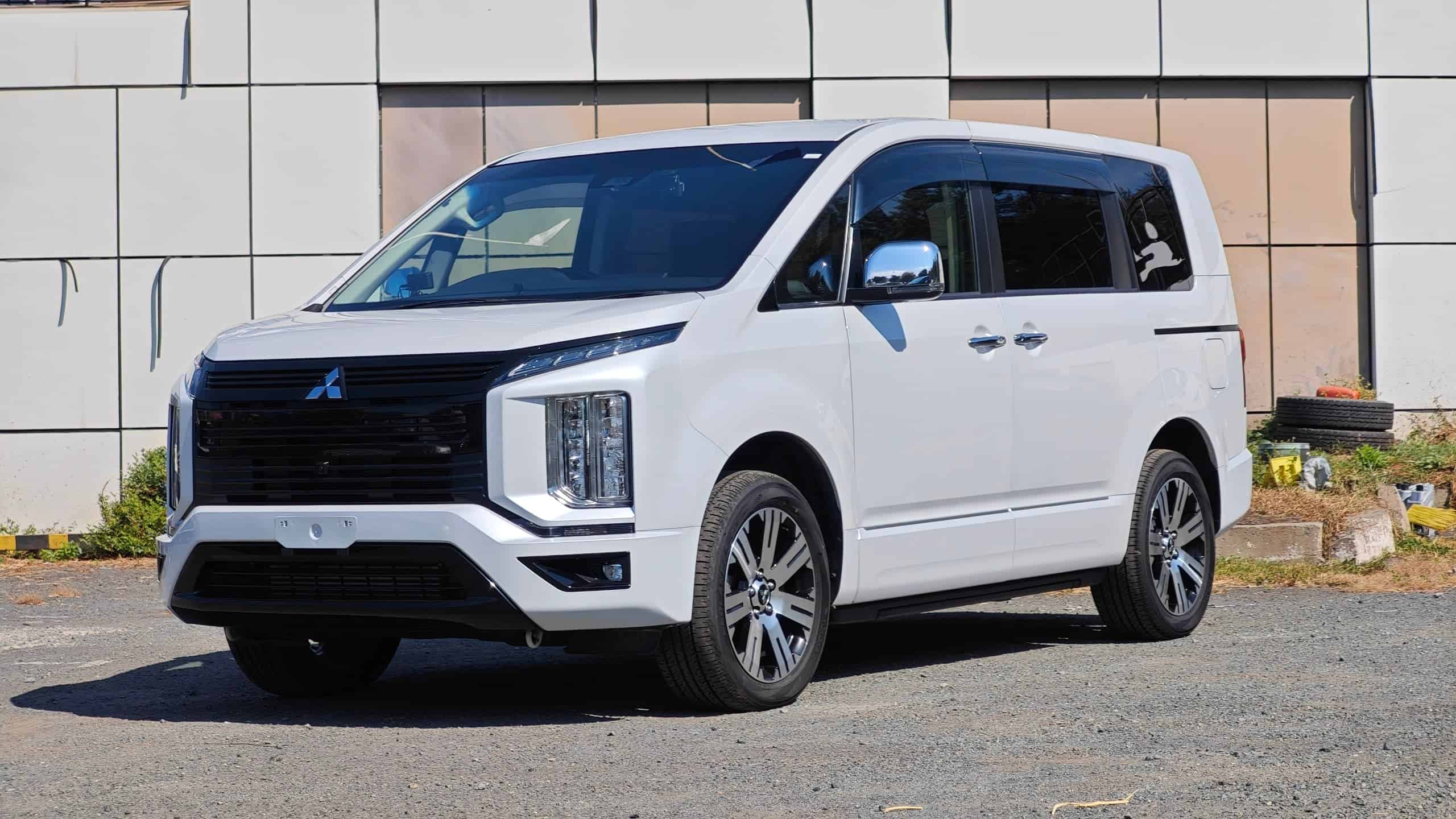 Mitsubishi Delica D:5 белый — во Владивостоке, спереди